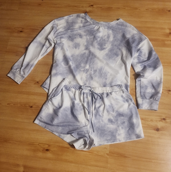 Zulily Women's Blue-Gray Haze Long-sleeved Tie-Dye T-shirt and Shorts Set - Picture 16 of 16
